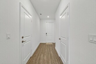 305 SE Crossoak Ln in Port St. Lucie, FL - Building Photo - Building Photo