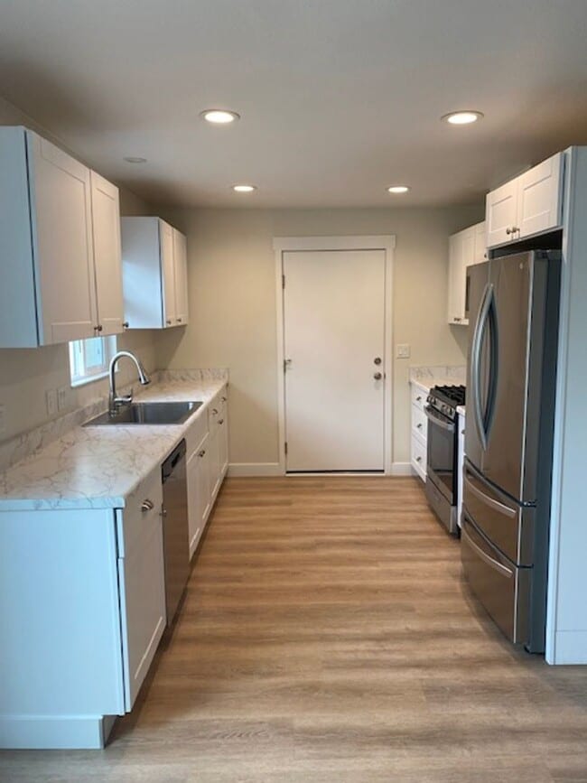 2360 Sacramento Dr in Redding, CA - Foto de edificio - Building Photo