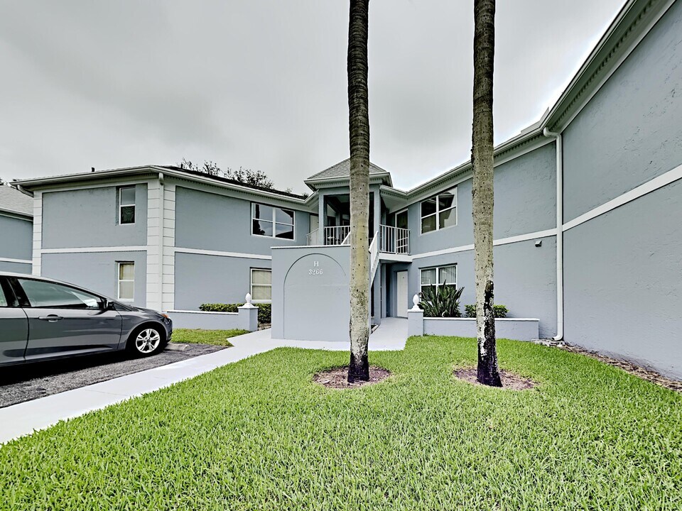 3266 SE Aster Ln in Stuart, FL - Building Photo