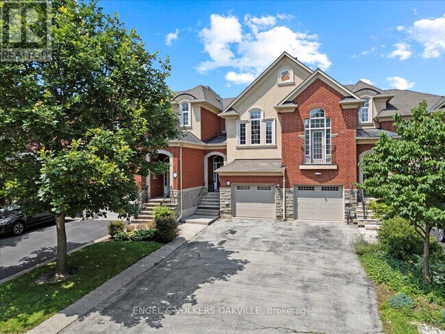 135 Tawny Crescent in Oakville, ON - Building Photo - Building Photo