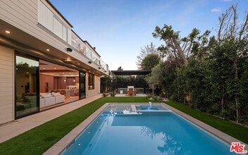 565 Toyopa Dr in Los Angeles, CA - Building Photo - Building Photo