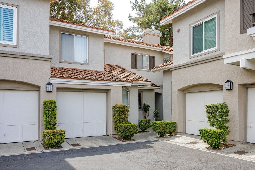 216 California Ct in Mission Viejo, CA - Building Photo
