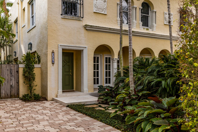 326 Chilean Ave in Palm Beach, FL - Foto de edificio - Building Photo