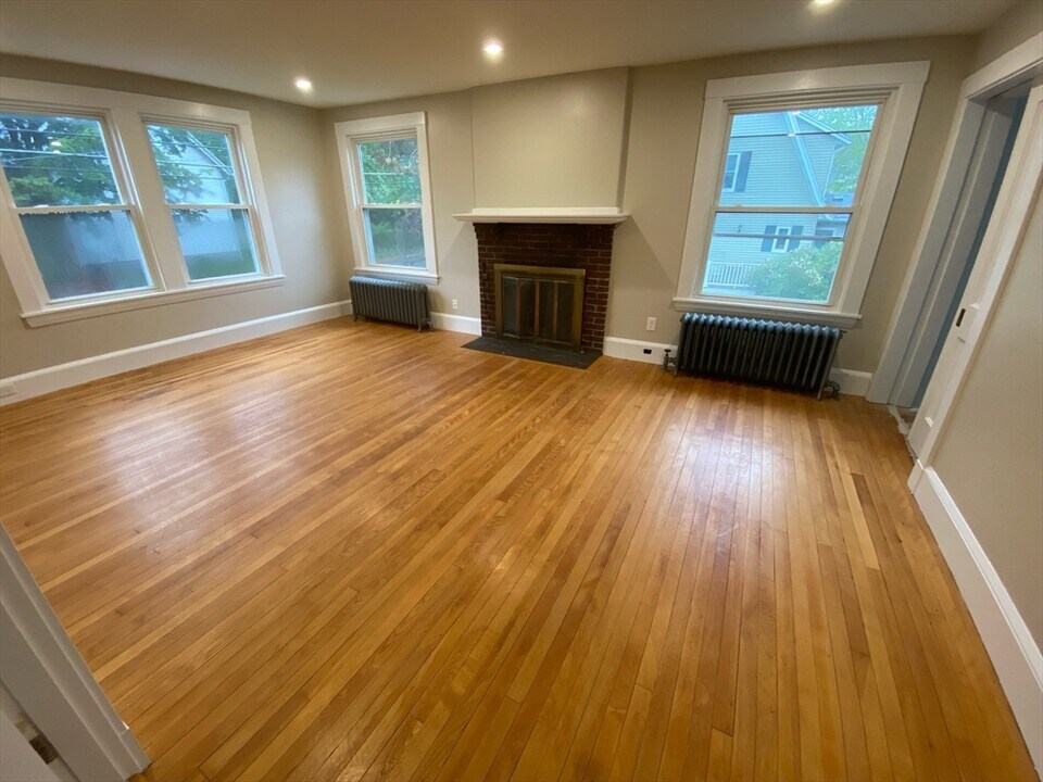 45 Worcester Ln in Waltham, MA - Building Photo