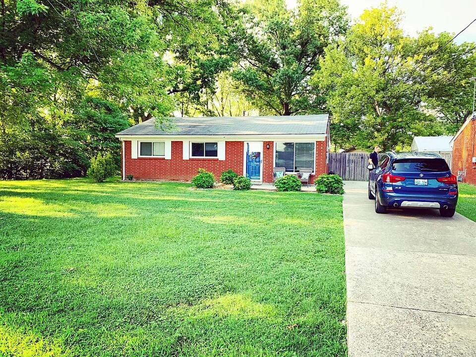 312 Starlite Dr in Louisville, KY - Foto de edificio