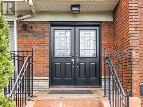 2953 Kingston Rd in Toronto, ON - Building Photo - Building Photo