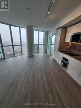 1 Fairview Rd E in Mississauga, ON - Building Photo - Building Photo