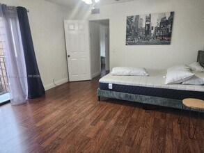 2556 Lakeview Ct in Hollywood, FL - Building Photo - Building Photo