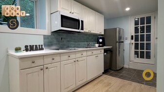 672 11th St in West Vancouver, BC - Building Photo