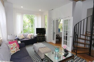 2439 W Homer St, Unit J02P in Chicago, IL - Building Photo - Building Photo