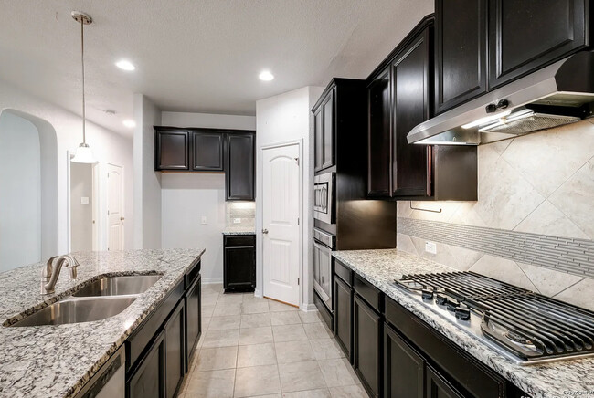 1823 Finland Palm in San Antonio, TX - Foto de edificio - Building Photo