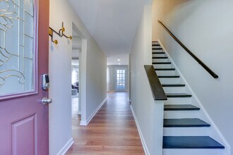 8063 Saint Annes Ct, Unit Bedroom 3 in Alexandria, VA - Building Photo - Building Photo