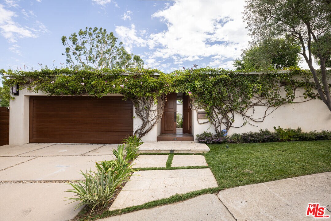 11335 Dona Teresa Dr in Los Angeles, CA - Building Photo