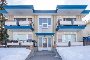 53 Chelsea St NW in Calgary, AB - Building Photo