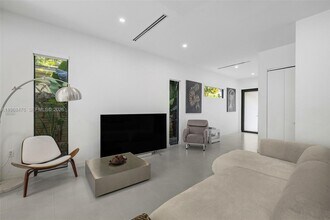 442 SW 15th Rd in Miami, FL - Building Photo - Building Photo