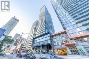 28 Wellesley St E in Toronto, ON - Building Photo