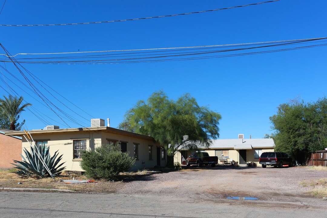 1627 N Bryant Ave in Tucson, AZ - Foto de edificio