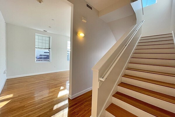 8 Barton Sq, Unit 2 in Salem, MA - Building Photo - Building Photo