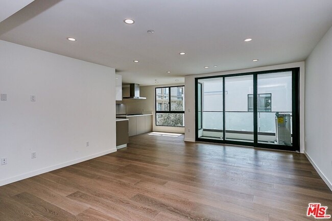 328 N Maple Dr in Beverly Hills, CA - Building Photo - Building Photo