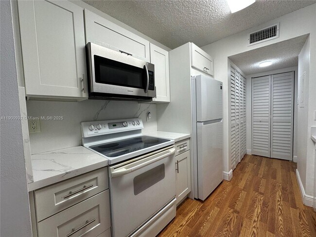 10421 SW 157th Pl in Miami, FL - Building Photo - Building Photo