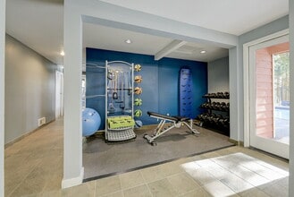 Elevation in Redmond, WA - Foto de edificio - Building Photo