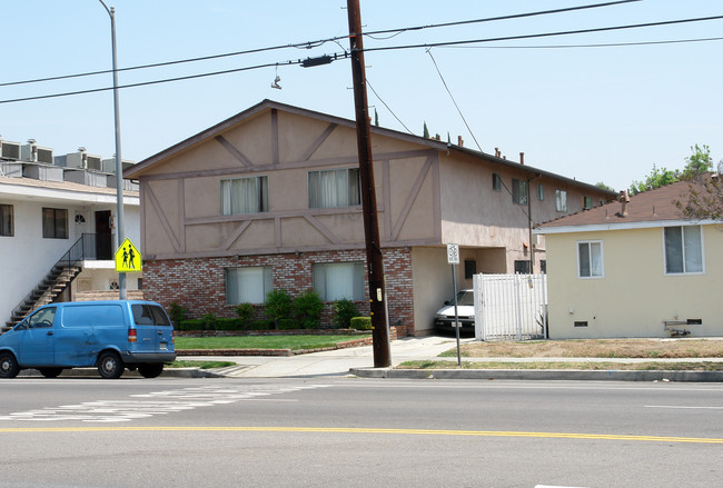 6850 Woodley Ave in Van Nuys, CA - Building Photo - Building Photo