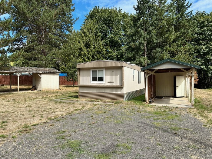 141 Camelot Dr in Castle Rock, WA - Foto de edificio