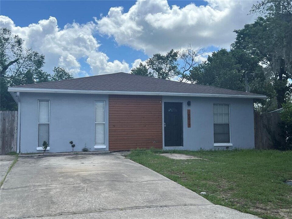 10017 N Hyaleah Rd in Tampa, FL - Building Photo