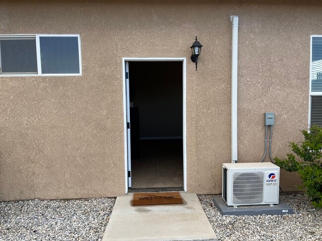 7879 Opal Ave, Unit 1 in Oak Hills, CA - Building Photo - Building Photo