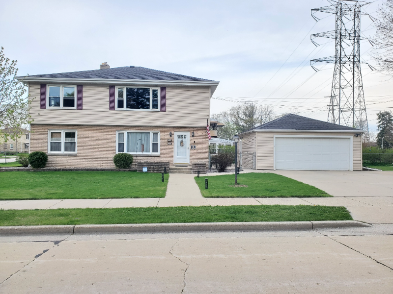11107 W Madison St in West Allis, WI - Building Photo