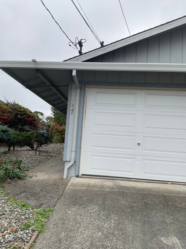 327 Bassett St in Petaluma, CA - Foto de edificio - Building Photo