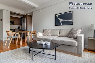 210 W 70th St in New York, NY - Building Photo - Building Photo
