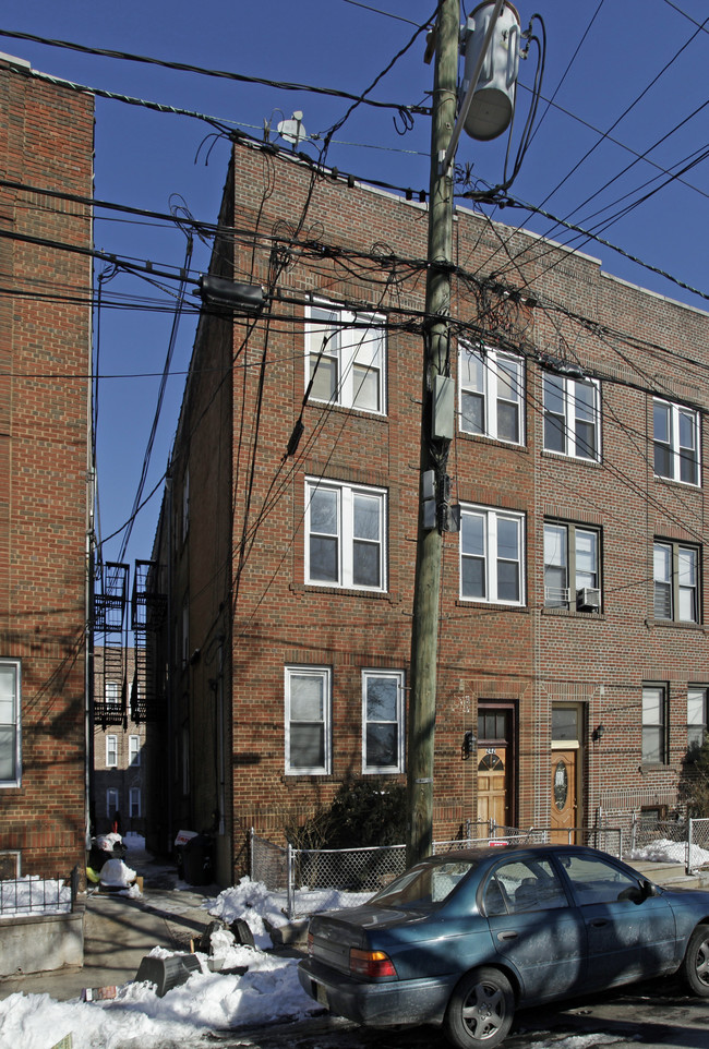 242 Clendenny Ave in Jersey City, NJ - Foto de edificio - Building Photo