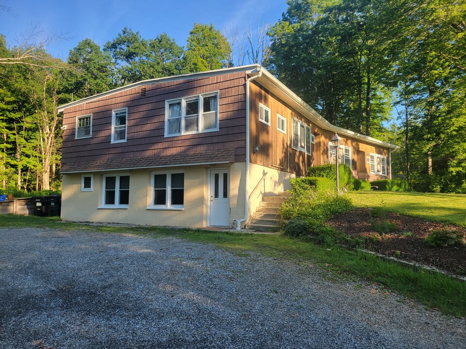 383 East St, Unit 1-Bedroom Apartment in Lenox, MA - Foto de edificio