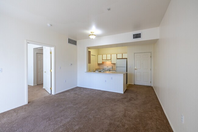 The Village at Hampden Town Center in Aurora, CO - Foto de edificio - Interior Photo