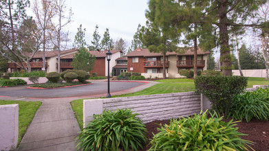 Country Club Village in Rohnert Park, CA - Building Photo - Building Photo