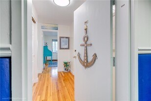 401 Bellevue Ave in Newport, RI - Building Photo