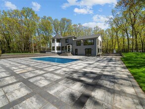 5 N Hills Rd in East Norwich, NY - Building Photo - Building Photo