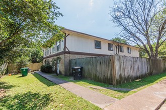 8811 Carousel Ln in Houston, TX - Building Photo - Building Photo