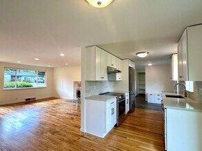 15722 1st Ave NW in Shoreline, WA - Building Photo - Building Photo