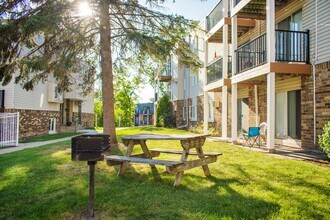 Bay Pointe Apartments in Excelsior, MN - Foto de edificio - Building Photo