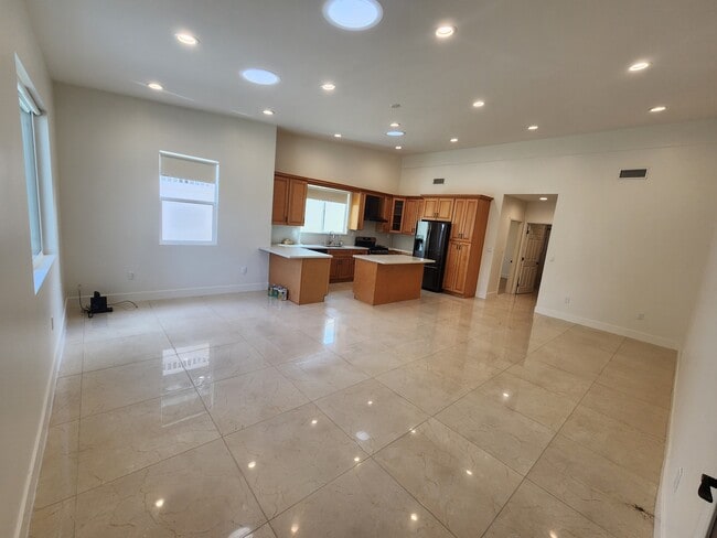 10528 Tuxford St, Unit 10530 in Sun Valley, CA - Foto de edificio - Building Photo