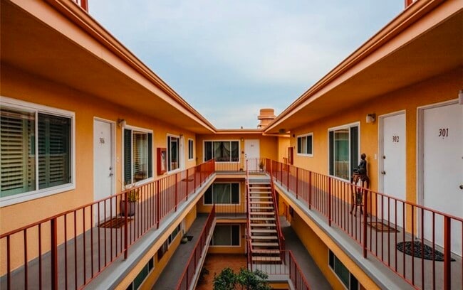 382 Coronado Ave, Unit Belmont Heights condo in Long Beach, CA - Building Photo - Building Photo