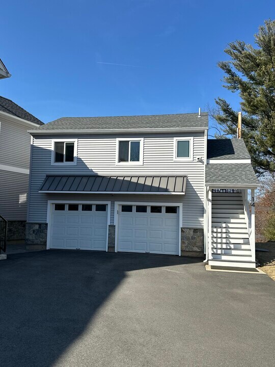 14 Crescent Beach Dr in Enfield, CT - Building Photo