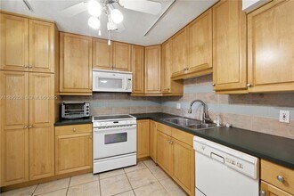 3850 Oaks Clubhouse Dr in Pompano Beach, FL - Building Photo - Building Photo