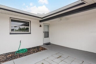 10521 Oak Hill Dr in Port Richey, FL - Building Photo - Building Photo