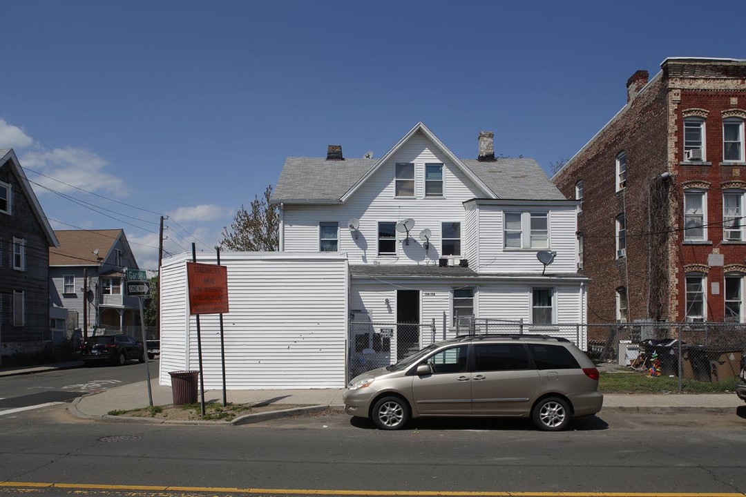 134 Henry St in Stamford, CT - Building Photo