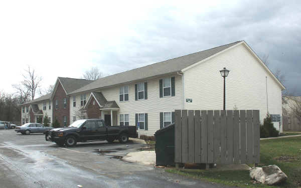 2121 Gables Lake Dr in Hilliard, OH - Building Photo