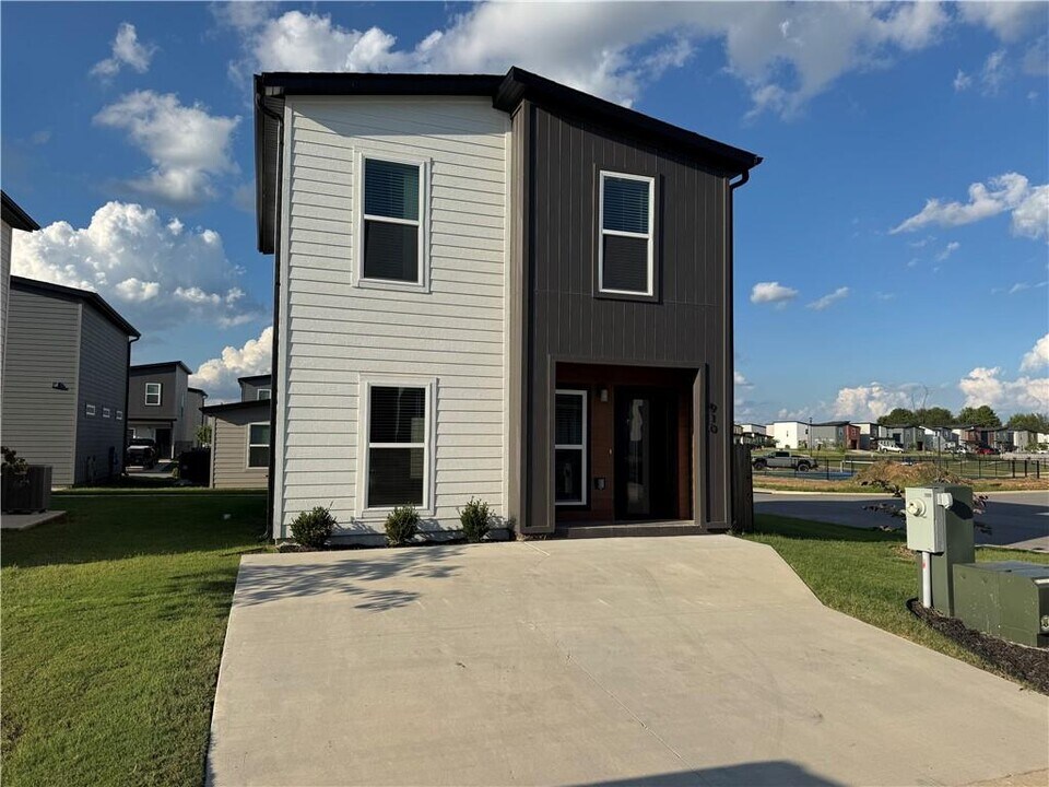 910 Massachusetts Ave in Bentonville, AR - Building Photo