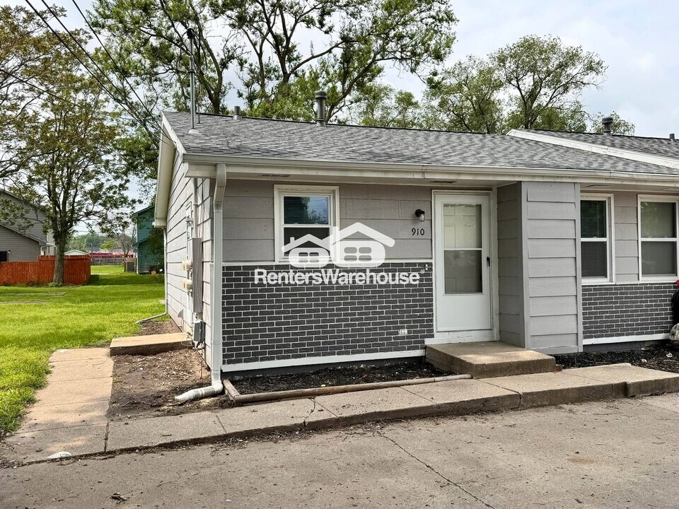 910 SE 10th St in Des Moines, IA - Building Photo